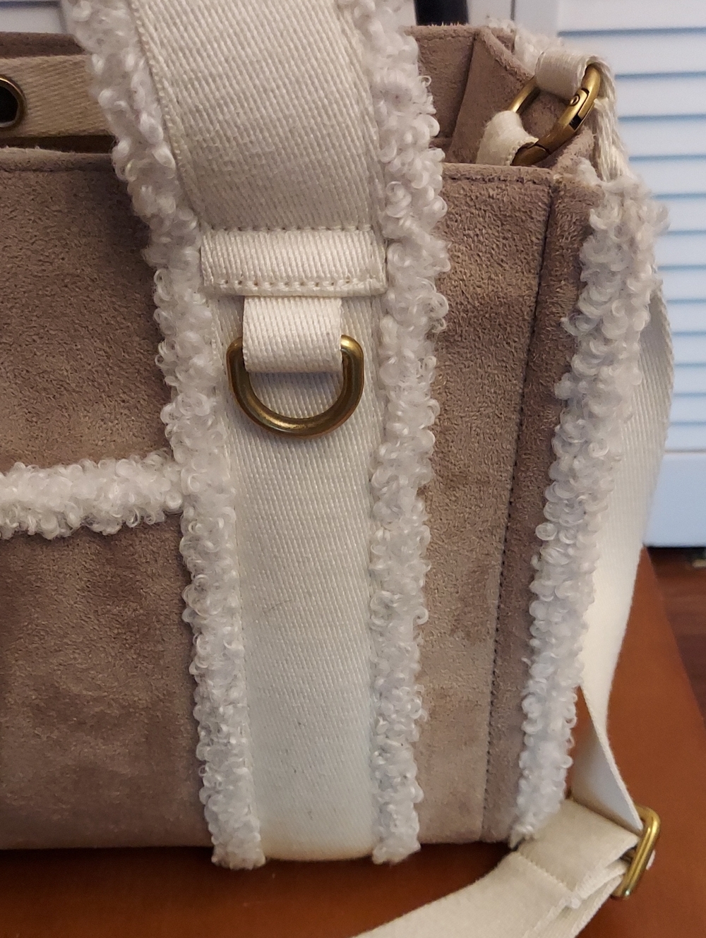 Lululemon Athletica Sherpa Trim Bag with Removable Strap - Picture 4 of 9